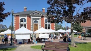 Braintree Farmers Market, 1 John F Kennedy Memorial Dr, Braintree, MA 02184, United States<br />
